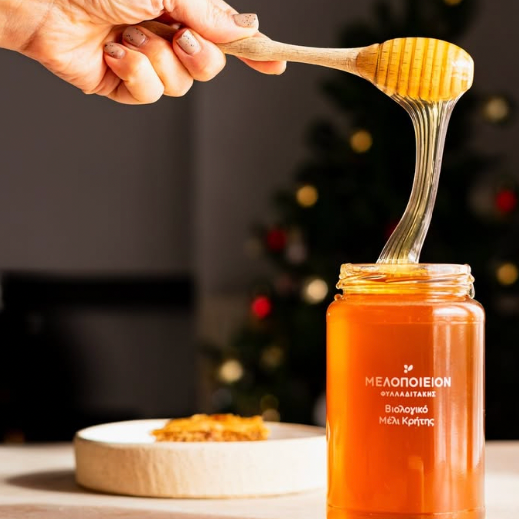 Organic thyme honey jar with honey dipper
