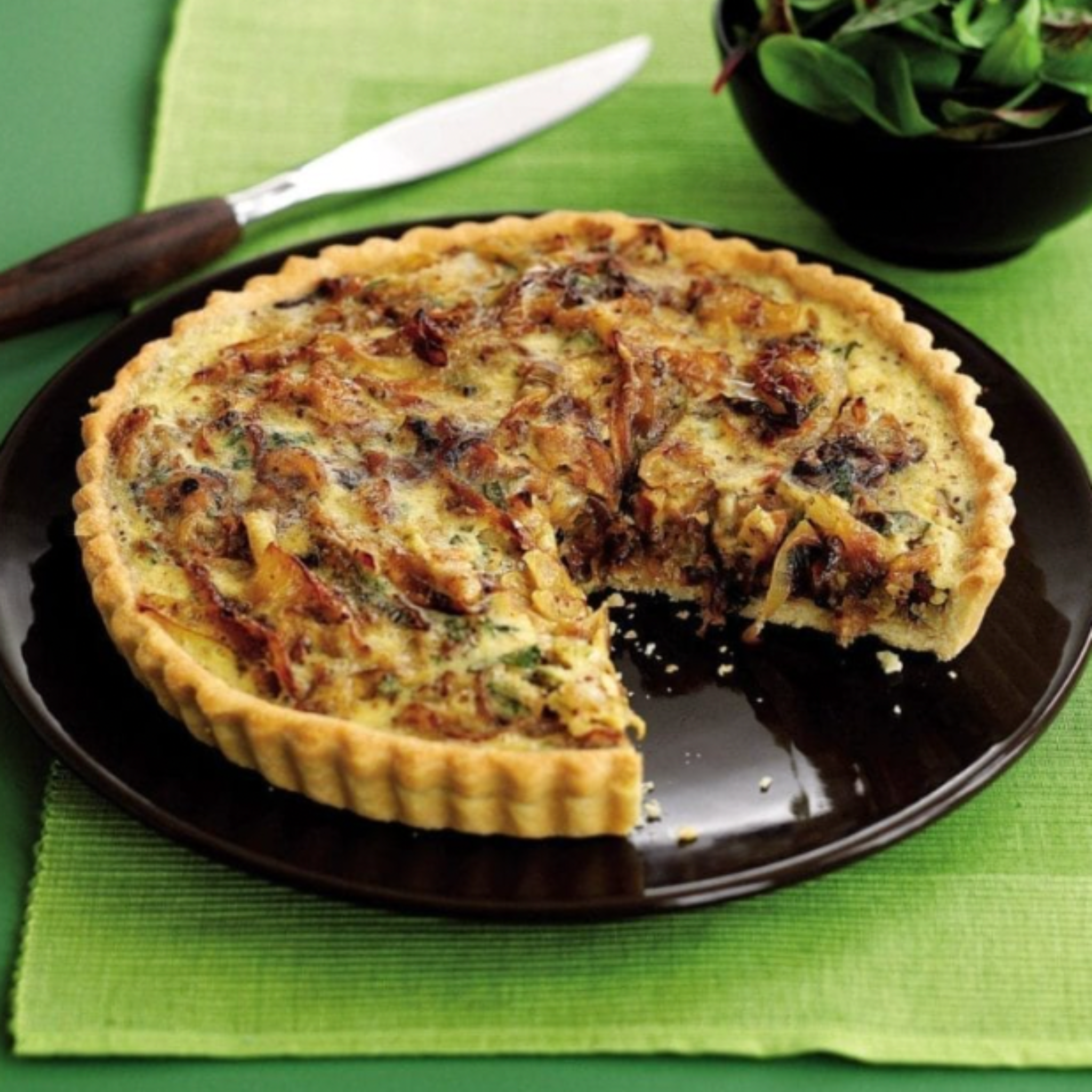 Salty pie with chanterelles mushrooms.